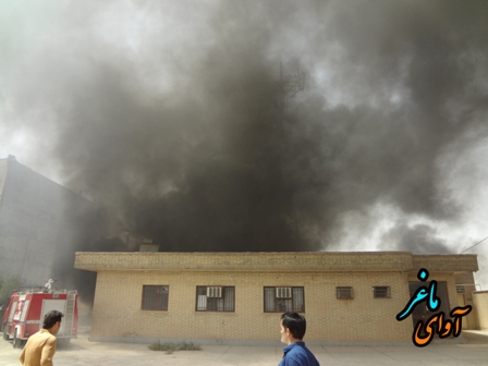 کوهی از آتش و دود بر فراز ساختمان مخابرات تا فرمانداری /اتش سوزی درمخابرات شهرستان بهمئی+تصاویر