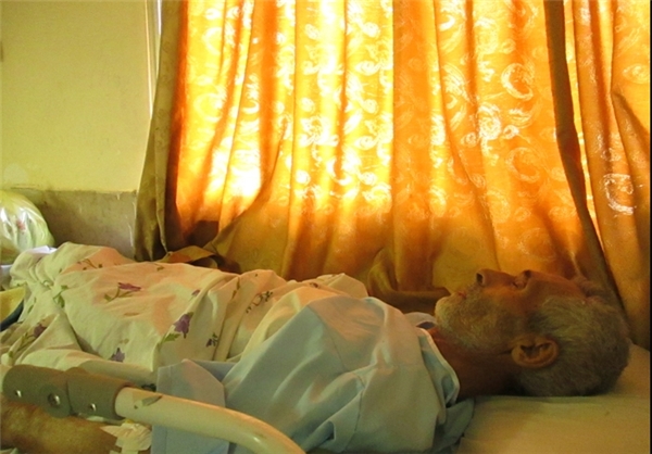 عیادت تعدادی ازمسئولان شهرستان کهگیلویه از پدرشهید "آرام زاده"+تصاویر