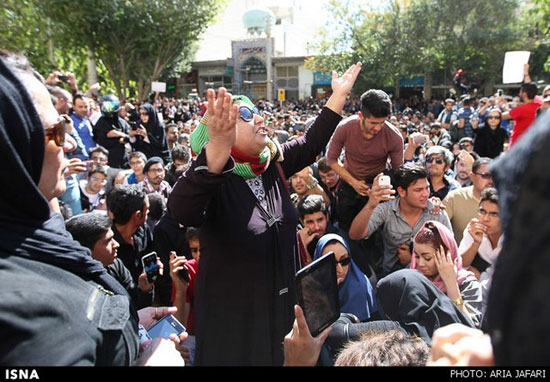 تجمع ضد اسیدپاشی مقابل دادگستری اصفهان/وزیر بهداشت دختر قربانی اسید پاشی را معاينه كرد+عکس