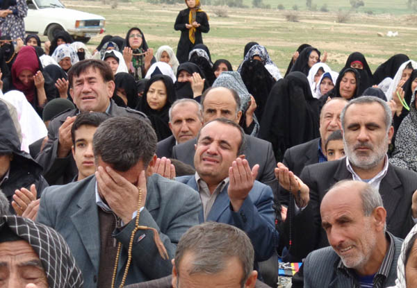 دهدشتی ها برای طلب باران دست به دعا شدند(+تصاویر)امام جمعه:توبه و استغفار کنیم تا بلاها دفع شود