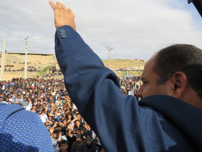 کامرانی در جمع مردم قلعه رئیسی: پول و قدرت ندارم اما از بن محرومیت آمدم/ محرومیت ها را می شناسم/ نماینده همسو دولت را مشخص کنید