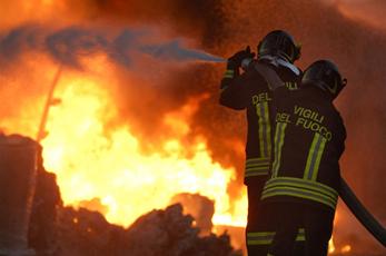 اتصال برق خانه ای را در شهر لنده به آتش کشاند +تصاویر