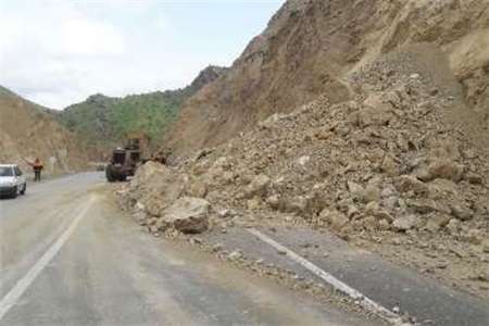 از ریزش کوه درجاده یاسوج – شیراز تا ريزش يك واحد مسكوني در گچساران / راهداران در حال پاکسازی جاده