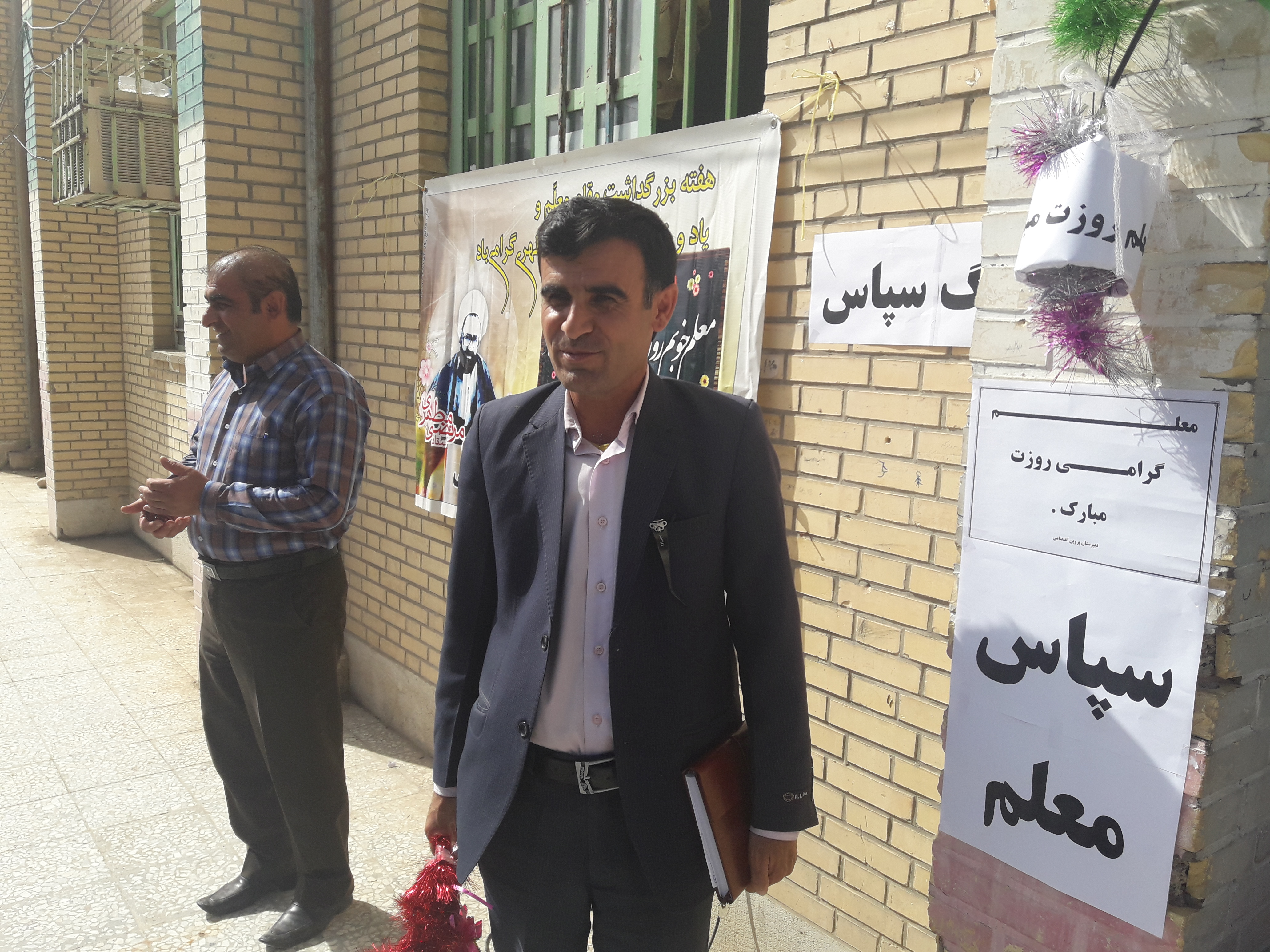 به صدادرآوردن زنگ سپاس و غبارروبی گلزار شهدا شهر قلعه رئیسی اولین برنامه های هفته معلم چاروسا