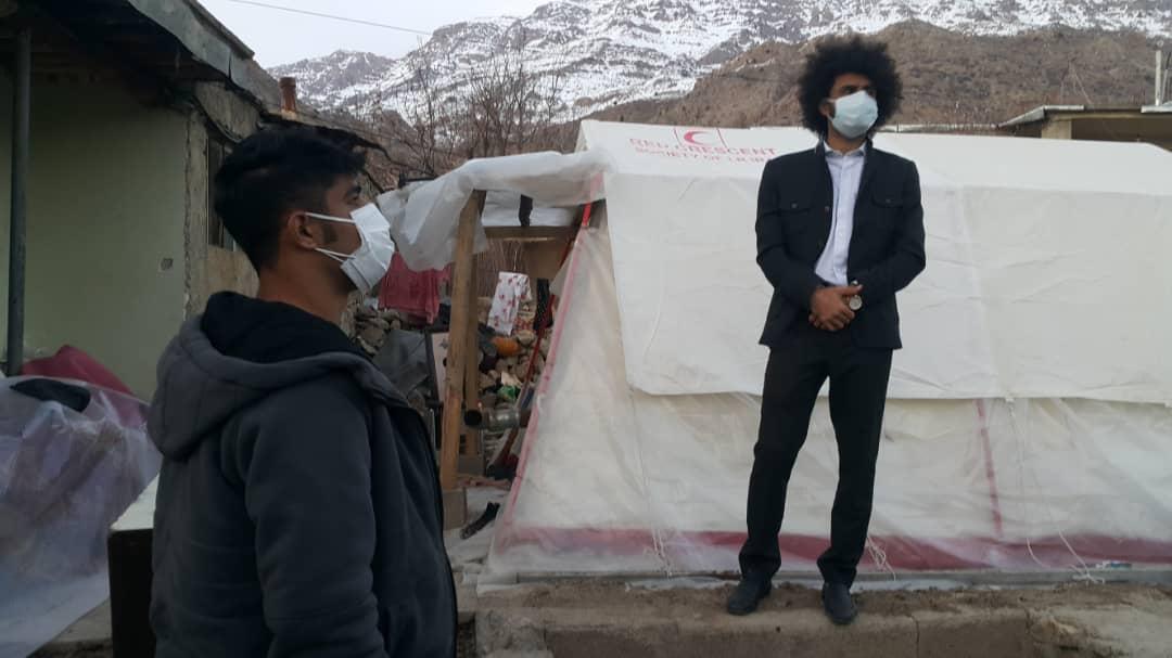 گزارش تصویری از حضور 2 بازیکن لیگ برتری فوتبال در مناطق زلزله زده سی سخت