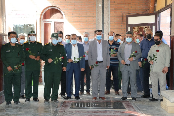 تصاویری از عطرافشانی گلزار شهدای گچساران به مناسبت گرامیداشت حماسه پدخندق
