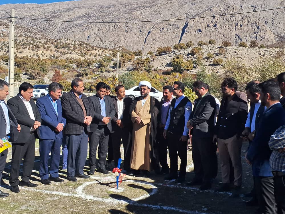 با حضور رئیس دفتر ارتباطات مردمی نماینده و مسولان استانی و شهرستانی:  کلنگ ساختمان پایگاه اورژانس 115 جاده ای مندان بخش سرفاریاب با اعتبار ۱۸ میلیارد ریال به زمین زده شد+تصاویر