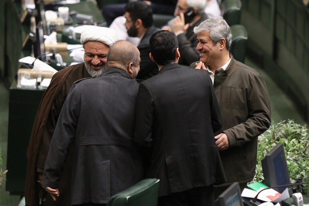دورهمی تاج‌گردون با مخالفانی که به دنبال رد اعتبارنامه‌اش بودند+سند