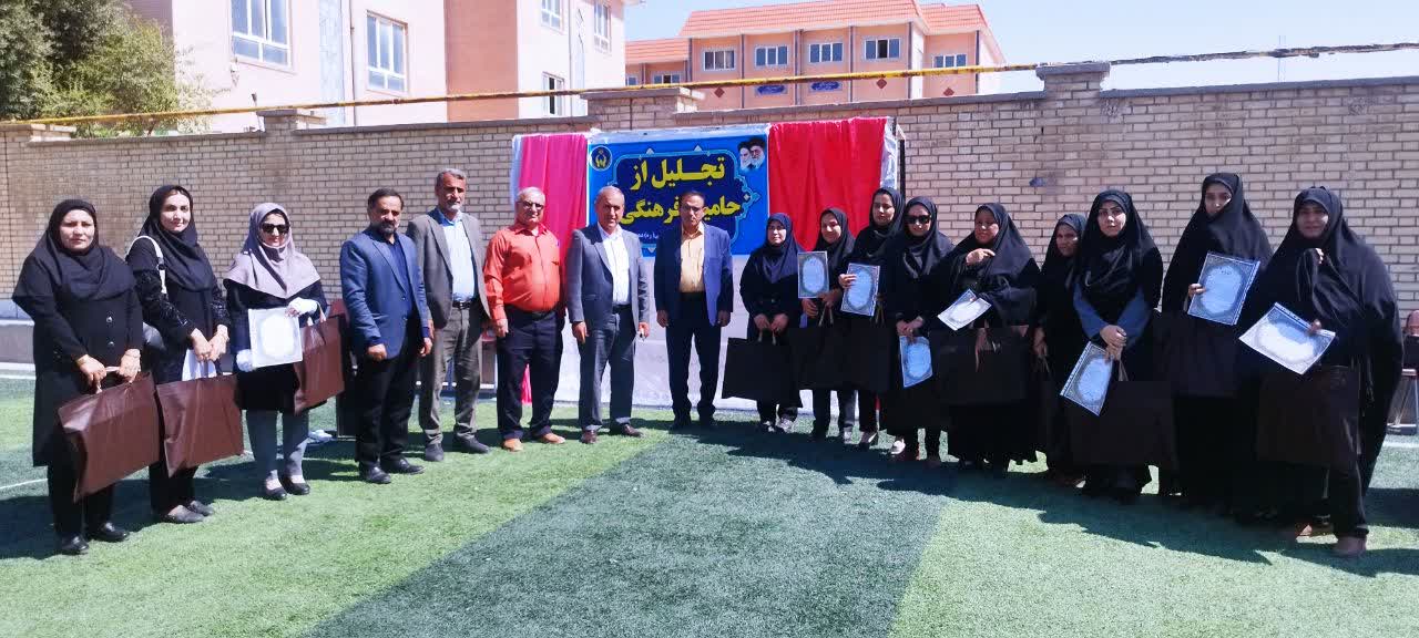 به همت کمیته امداد امام خمینی(ره) دهدشت؛ از حامیان فرهنگی دبستان هاجر تجلیل شد+/تصاویر