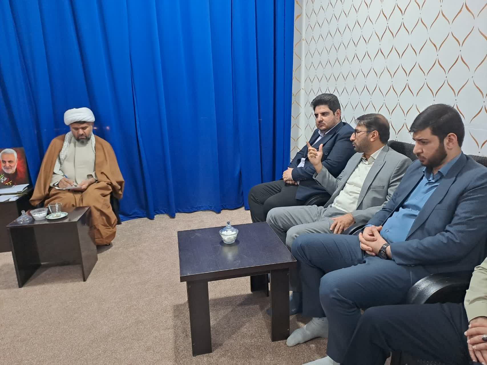 دیدار رئیس و جمعی از قضات و کارکنان دادگستری شهرستان بهمئی با امام جمعه به مناسبت هفته قوه قضائیه+تصاویر