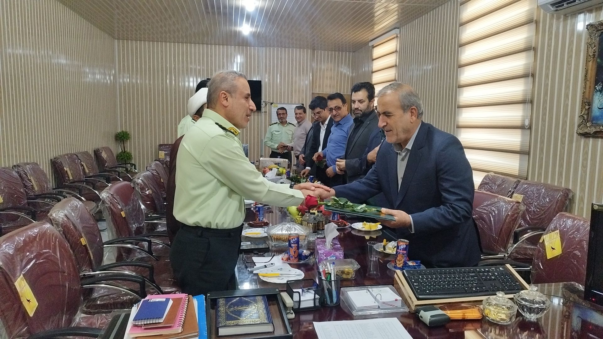 دیدار مدیر آموزش و پرورش کهگیلویه با فرمانده انتظامی شهرستان به مناسبت هفته نیروی انتظامی+/تصاویر