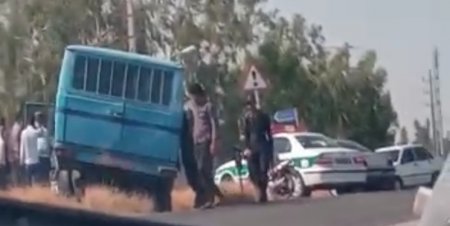 حمله مسلحانه به خودروی حامل زندانیان در هرمزگان +عکس حمله مسلحانه به خودروی حامل زندانیان در هرمزگان +عکس