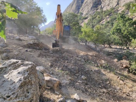 احداث و بازگشائی جاده عشایری برد کر -رود ریش بخش دیشموک/تصاویر احداث و بازگشائی جاده عشایری برد کر -رود ریش بخش دیشموک/تصاویر