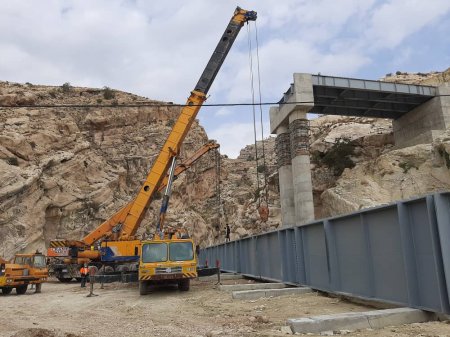گزارش تصویری از تیرگذاری پل شهرستان لنده گزارش تصویری از تیرگذاری پل شهرستان لنده