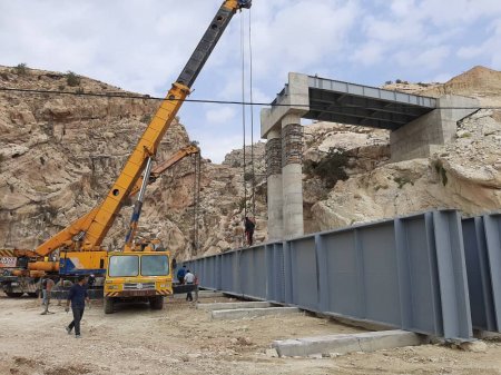 گزارش تصویری از تیرگذاری پل شهرستان لنده گزارش تصویری از تیرگذاری پل شهرستان لنده