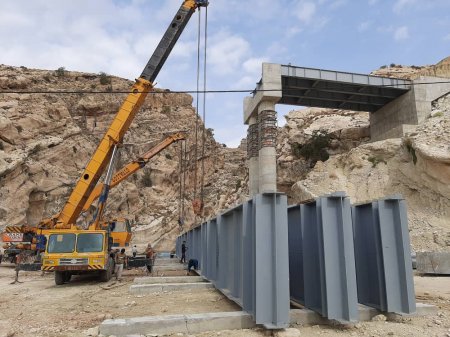 گزارش تصویری از تیرگذاری پل شهرستان لنده گزارش تصویری از تیرگذاری پل شهرستان لنده