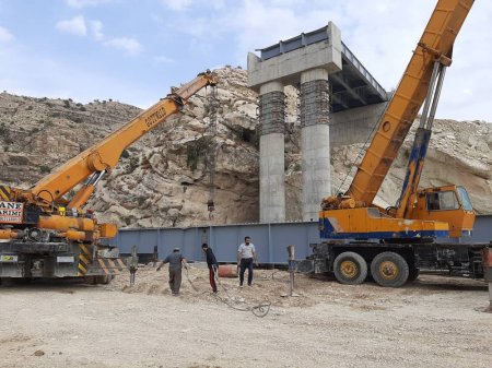 گزارش تصویری از تیرگذاری پل شهرستان لنده گزارش تصویری از تیرگذاری پل شهرستان لنده