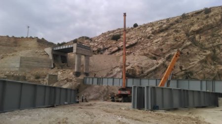 گزارش تصویری از تیرگذاری پل شهرستان لنده گزارش تصویری از تیرگذاری پل شهرستان لنده