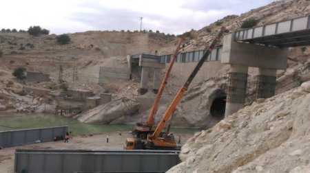 گزارش تصویری از تیرگذاری پل شهرستان لنده گزارش تصویری از تیرگذاری پل شهرستان لنده