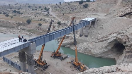 گزارش تصویری از تیرگذاری پل شهرستان لنده گزارش تصویری از تیرگذاری پل شهرستان لنده
