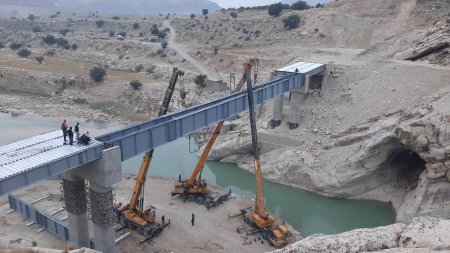 گزارش تصویری از تیرگذاری پل شهرستان لنده گزارش تصویری از تیرگذاری پل شهرستان لنده