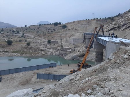 گزارش تصویری از تیرگذاری پل شهرستان لنده گزارش تصویری از تیرگذاری پل شهرستان لنده