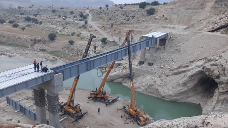 گزارش تصویری از تیرگذاری پل شهرستان لنده گزارش تصویری از تیرگذاری پل شهرستان لنده