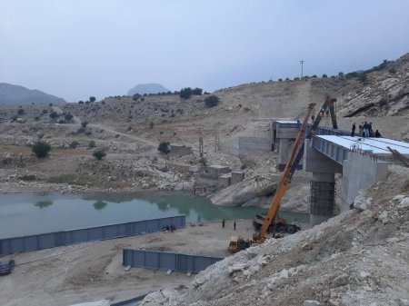 گزارش تصویری از تیرگذاری پل شهرستان لنده گزارش تصویری از تیرگذاری پل شهرستان لنده