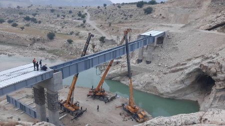 گزارش تصویری از تیرگذاری پل شهرستان لنده گزارش تصویری از تیرگذاری پل شهرستان لنده