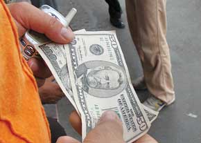 کاهش 200 تومانی دلار ؛اولین تاثیر بربازار ایران پس از توافق هستهای