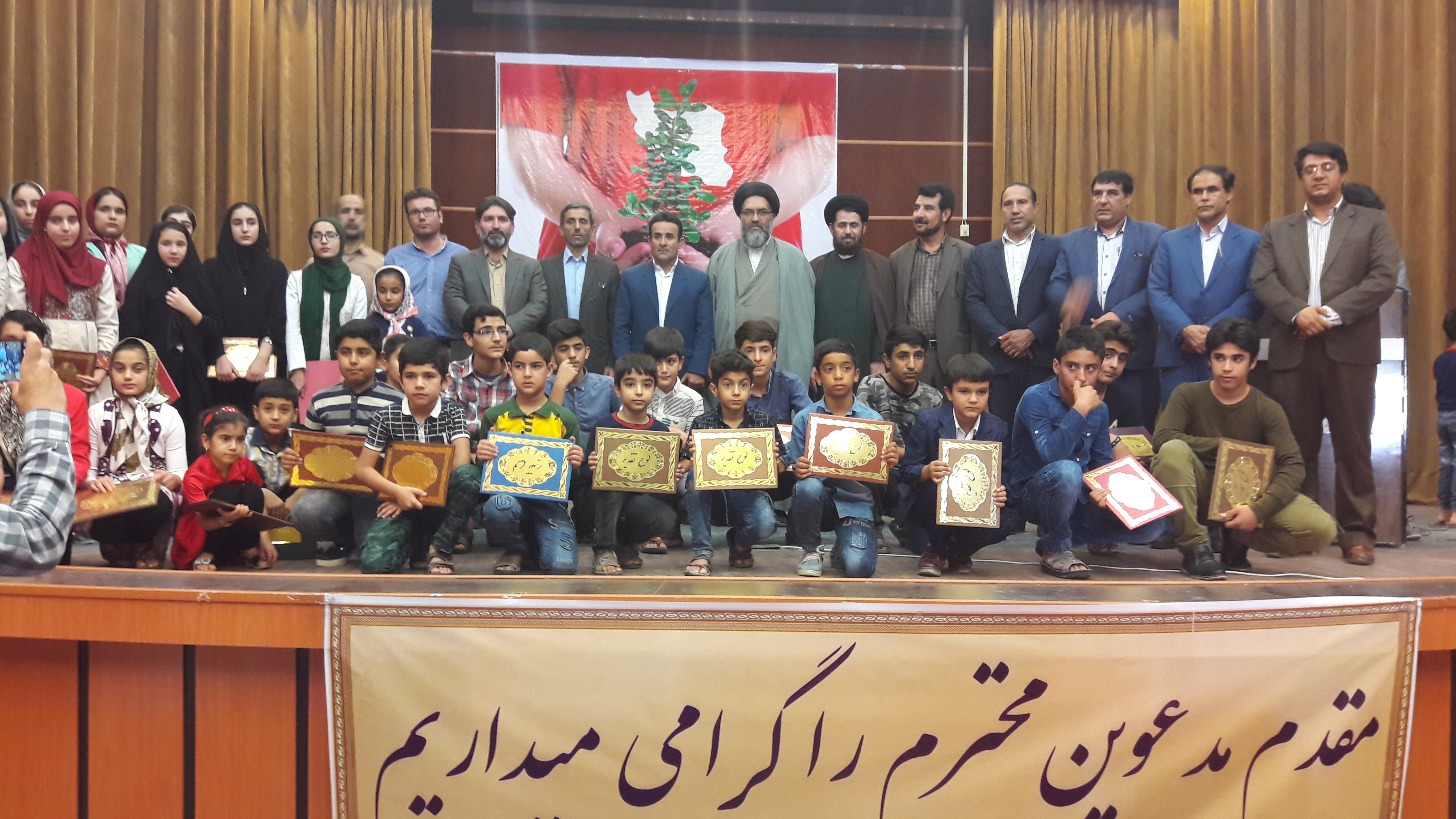 ویژه برنامه (جوانه های امید ) تجلیل از دانش آموزان ممتاز جامعه ایثارگری با حضور مسئولان استانی و شهرستانی در شهر دهدشت برگزار شد