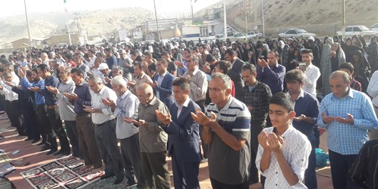 نماز با شکوه عید فطر در امامزاده سید محمید برگزار شد+تصاویر