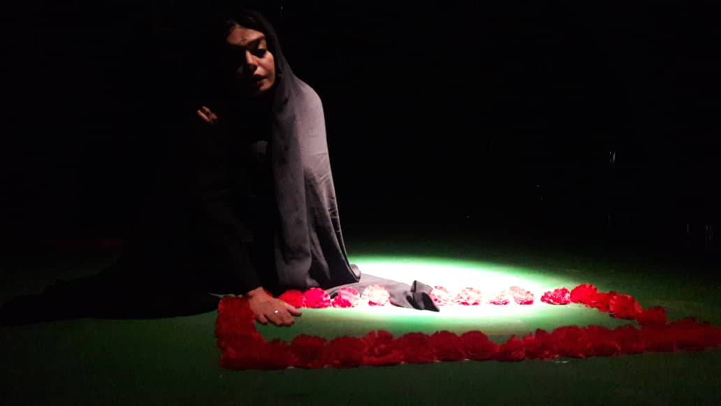 تئاتر «گلزخم»در دهدشت به روی صحنه رفت/به تصویر کشیدن صبوری مادران شهدا با هنر نمایش/گزارش تصویری