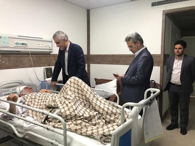 عیادت مسئولان کشوری از غلامرضا تاجگردون/بوسه محسن رضایی بر گونه های تاجگردون+تصاویر