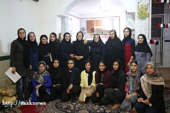 راک نیوز گزارش می دهد؛دختران هاکی باز روستای تلخاب شیرین به اردوی تیم ملی دعوت شدند/سرپرست تيم ملي با خانواده های دختران هاکی باز تلخاب شیرین دیدار کرد.