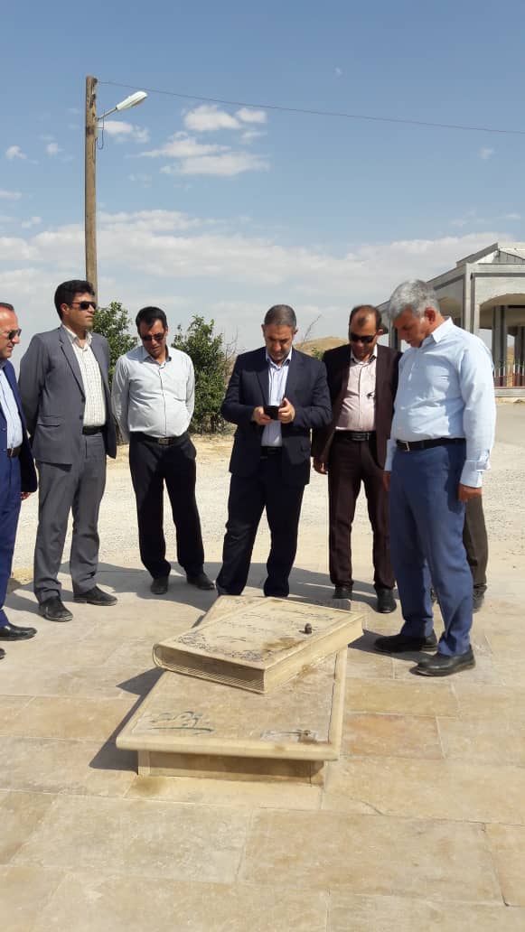 حضور استاندار کهگیلویه و بویراحمد بر سر آرامگاه«حسین پناهی» و ادای احترام به مقام هنری این هنرمند/تصاویر