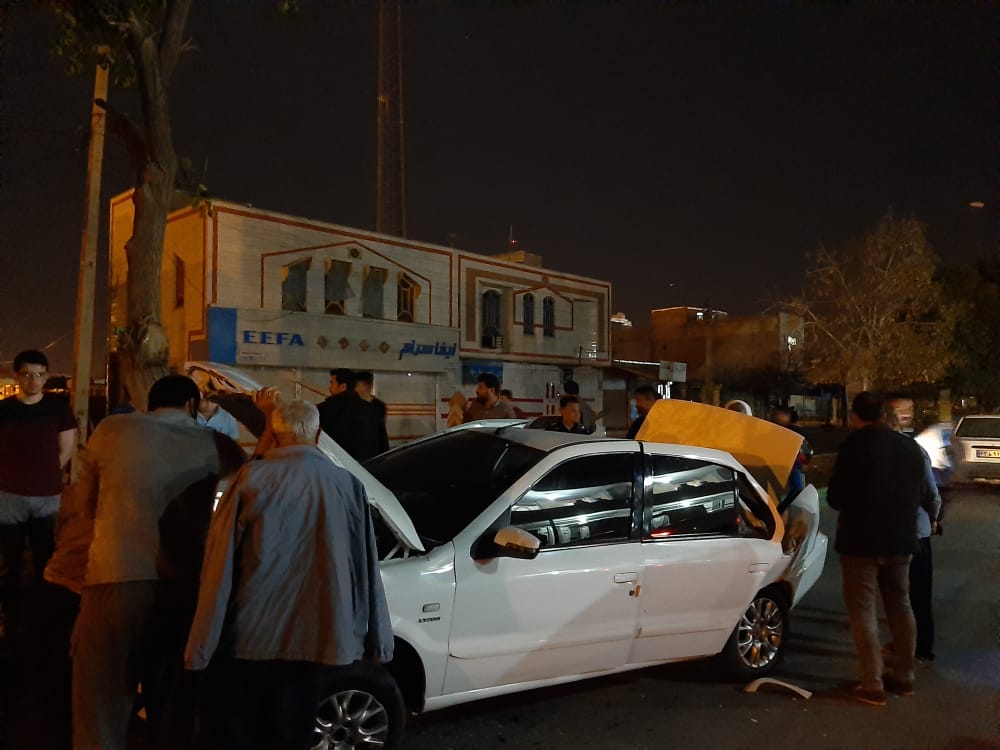 برخورد شدید خودروی سمند با تیر برق در دهدشت/تصاویر