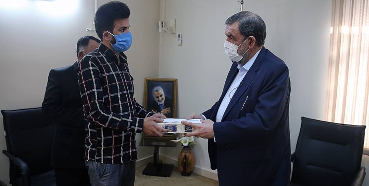 تجلیل سردار محسن رضایی از جوان فداکار ایل بهمئی+عکس