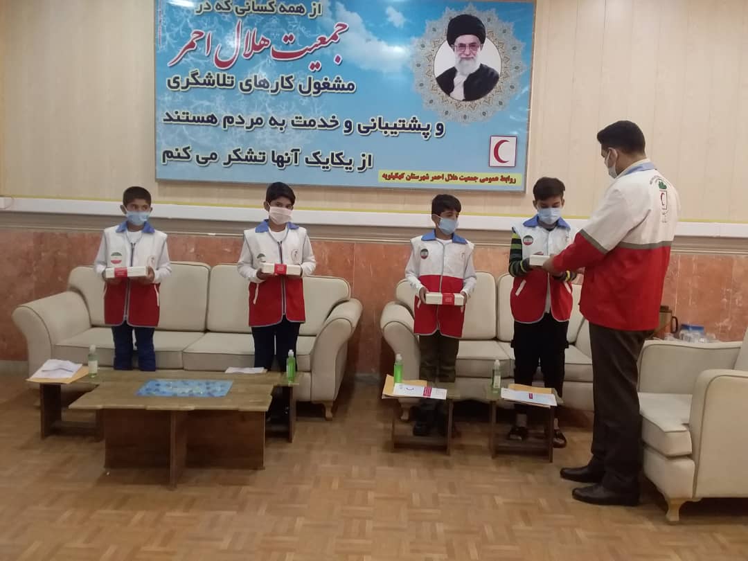 نوجوانان دهدشتی مبارز با آتش؛ یادآور شهید فهمیدهها ی دهه 90 به هلال احمر پیوستند