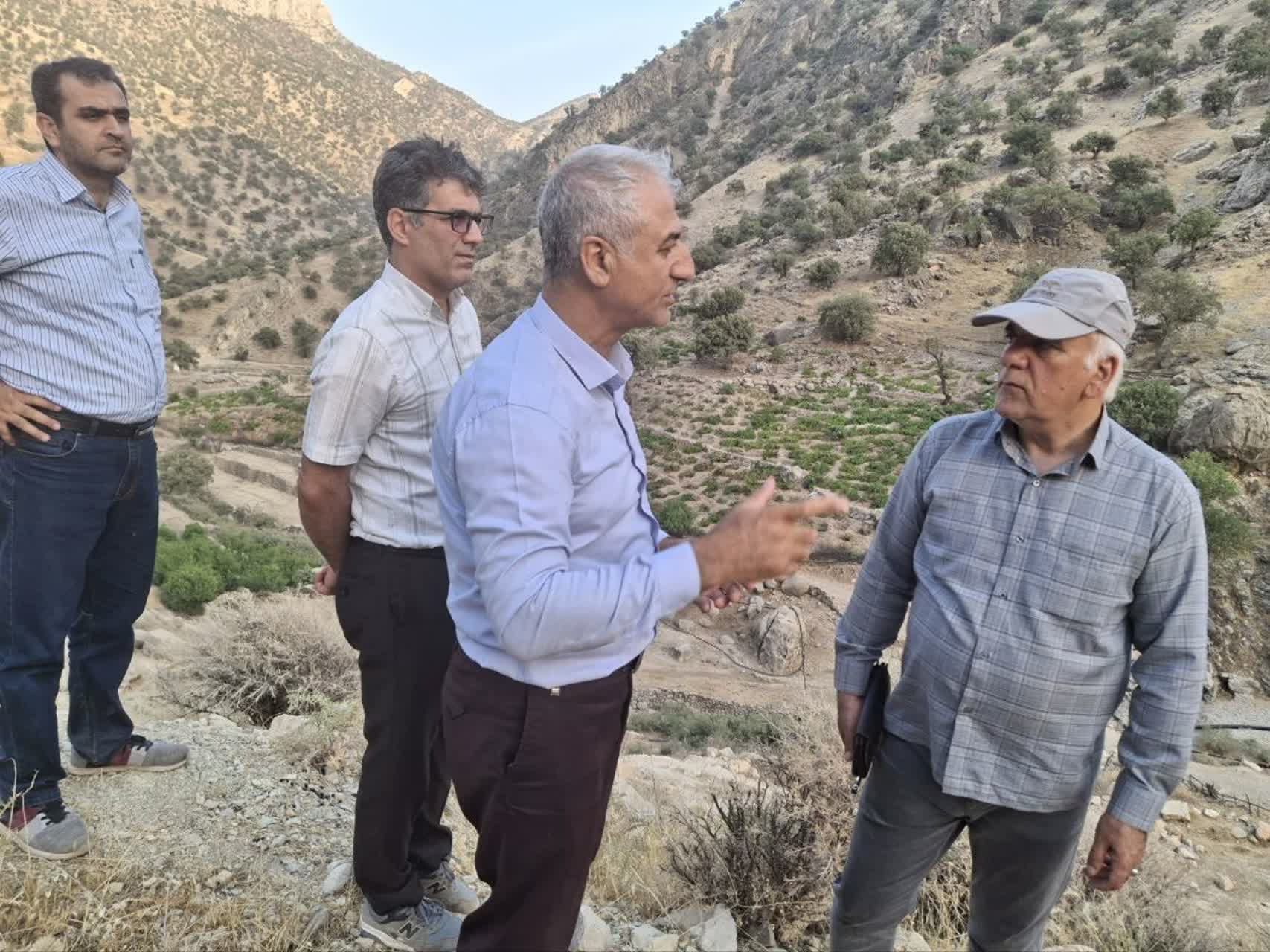 بررسی میدانی انتقال آب از چشمه تنگ برائی برای حل مشکل کمآبی ۴۲ روستای سادات محمودی