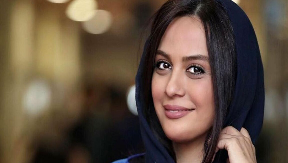 پوشش عجیب بازیگر زن ایرانی در خارج از کشور!