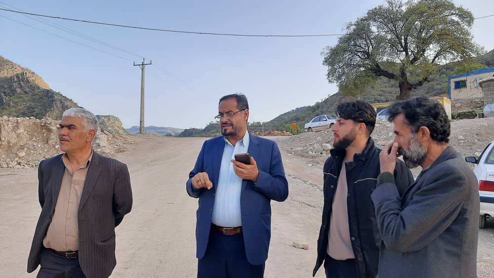 بازدید فرماندار کهگیلویه از روستاهای بخش مرکزی / برق و جاده در اولویت مطالبات مردم