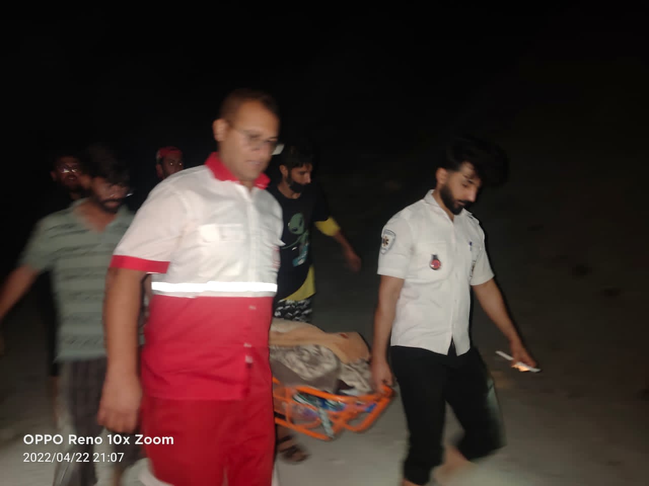نجات جان نوجوان سقوط کرده از آبشار تنگ موگر شهرستان کهگیلویه