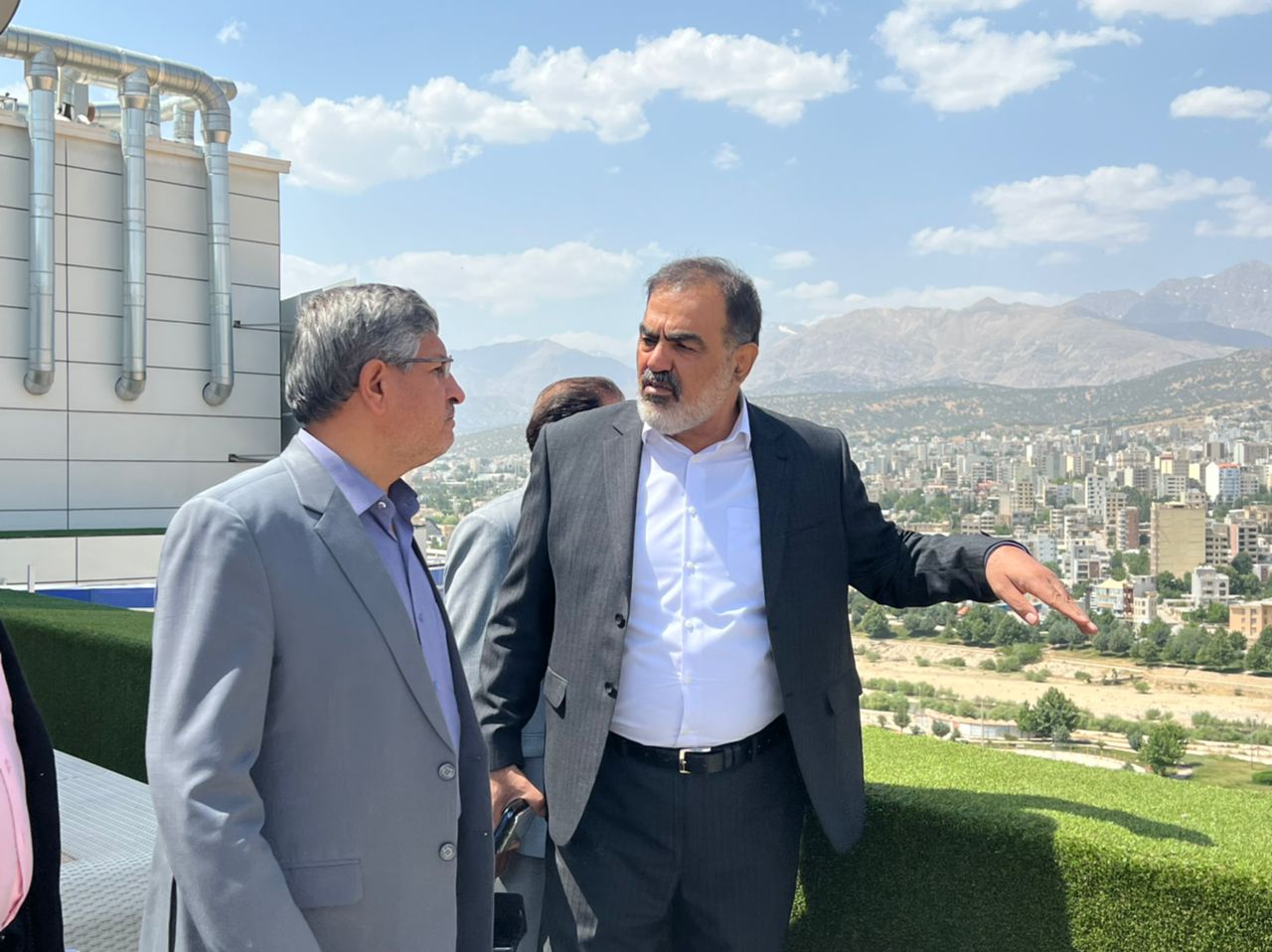 بازدید رئیس بانک شهر منطقه ۴ جنوب کشور و شهردار یاسوج از هتل المپیک باقری
