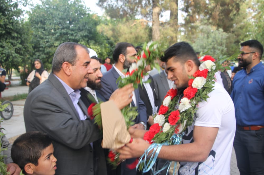 عصر امروز صورت گرفت:   کشتی گیر قهرمان آسیایی در میان استقبال مردم و مسولان دهدشت(+تصاویر)