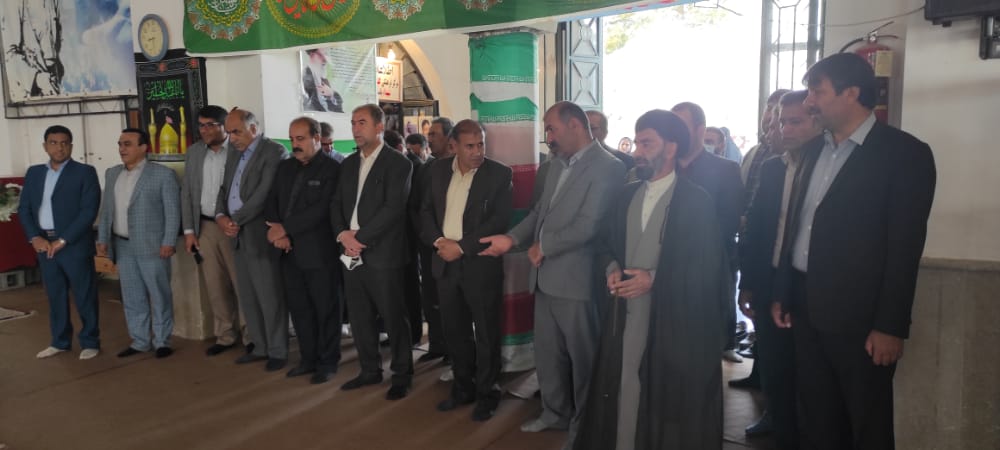 گزارش تصویری از آیین غبار روبی گلزار شهدای یاسوج با حضور سرپرست ادارهکل صنعت معدن وتجارت استان و دیگر مسئولان