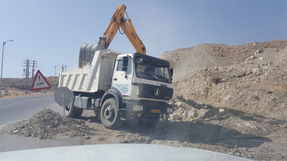 عملیات اجرایی ایمن سازی و حذف نقاط حادثه خیز در ورودی لنده به روایت تصویر
