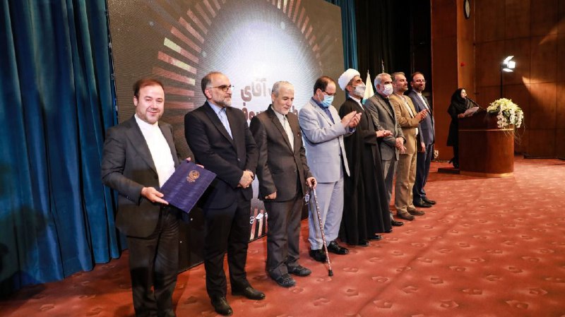 معلم کهگیلویه و بویراحمدی چهره برگزیده پنجمین همایش ملی ترویج اخلاق حرفهای و مسئولیتپذیری اجتماعی دانشگاه تهران شد/تصاویر