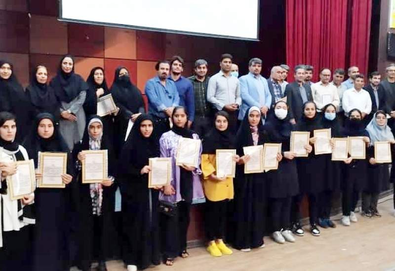تجلیل از دانش آموزان برگزیده استانی جشنواره نوجوان خوارزمی در دهدشت/تصاویر