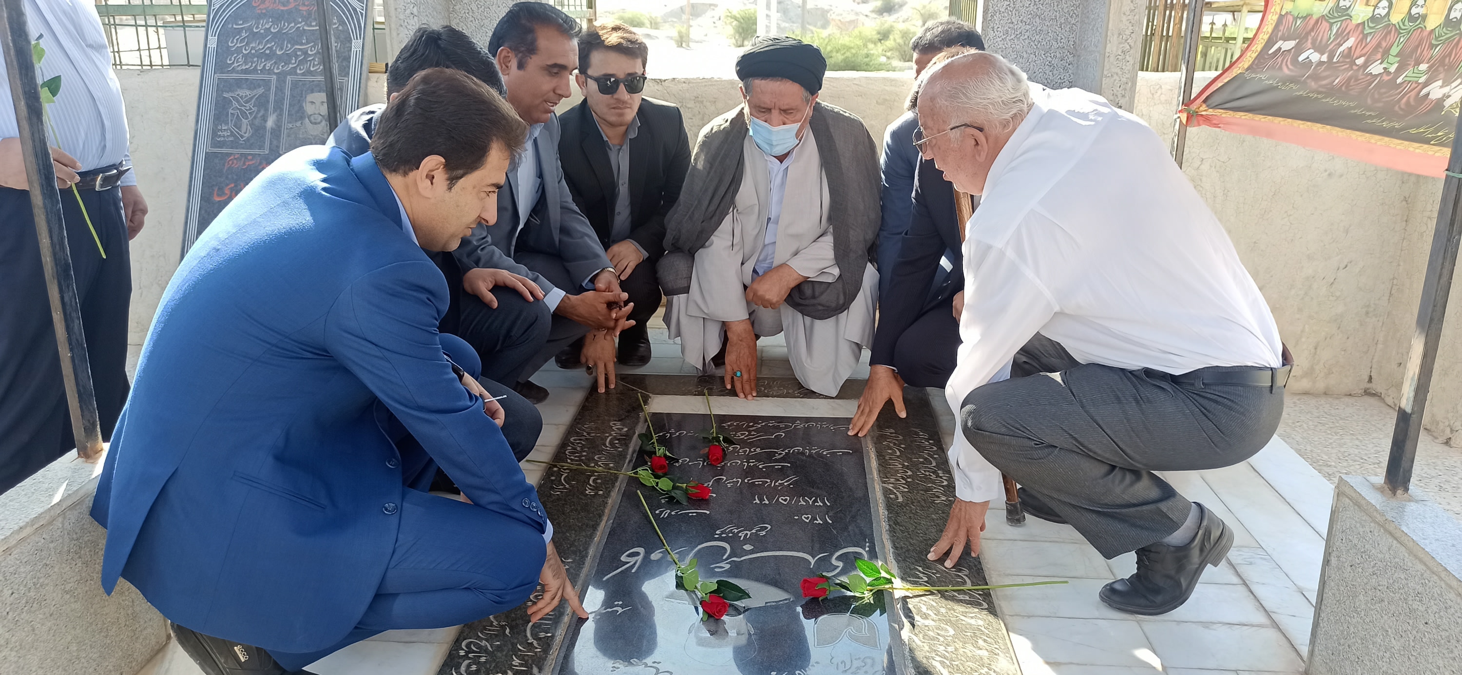 غبارروبی و عطر افشانی گلزار شهدا و دیدار با خانواده شهید در شهرک ولیعصر شهرستان بهمئی/تصاویر